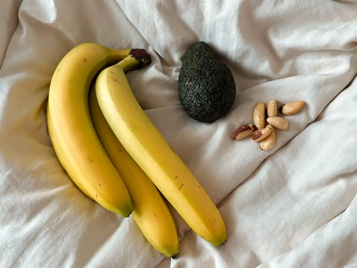 Trs banánov, avokádo a orechy.